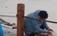 游客将茶卡盐湖铺路盐成袋装走 工作人员：原则上是不允许拿，可凭票免费领