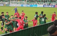 北京国安亚冠赛场爆发冲突，场面十分混乱