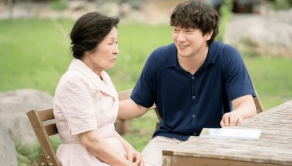 她俩相差40岁，演情侣？