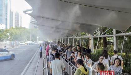 汉口站广场喷洒水雾为旅客送清凉