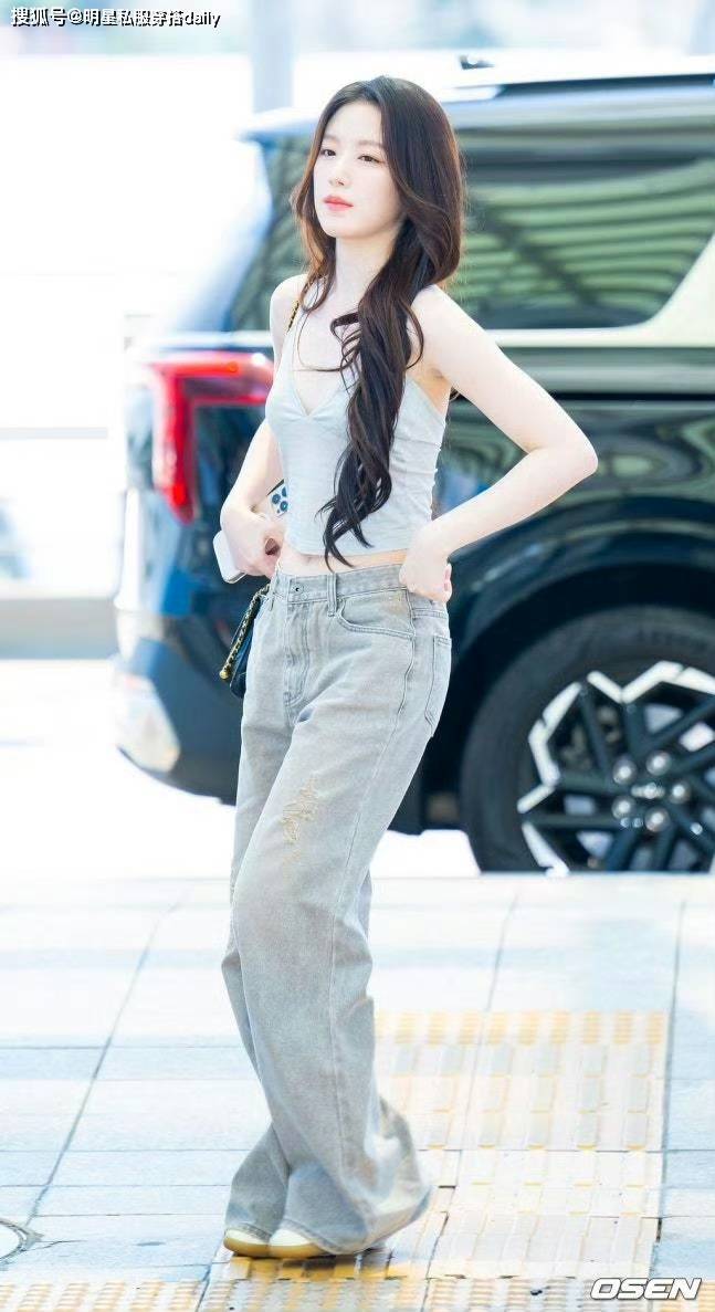 叶舒华带火一种白月光穿搭叫“挂脖吊带搭破洞牛仔裤”！女神降临