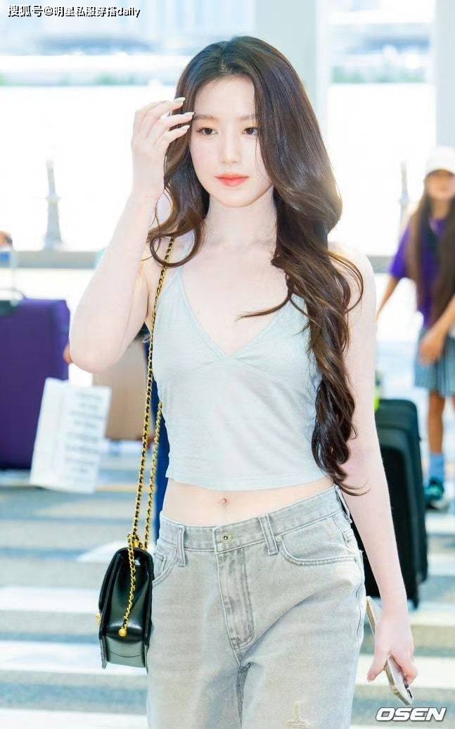 叶舒华带火一种白月光穿搭叫“挂脖吊带搭破洞牛仔裤”！女神降临