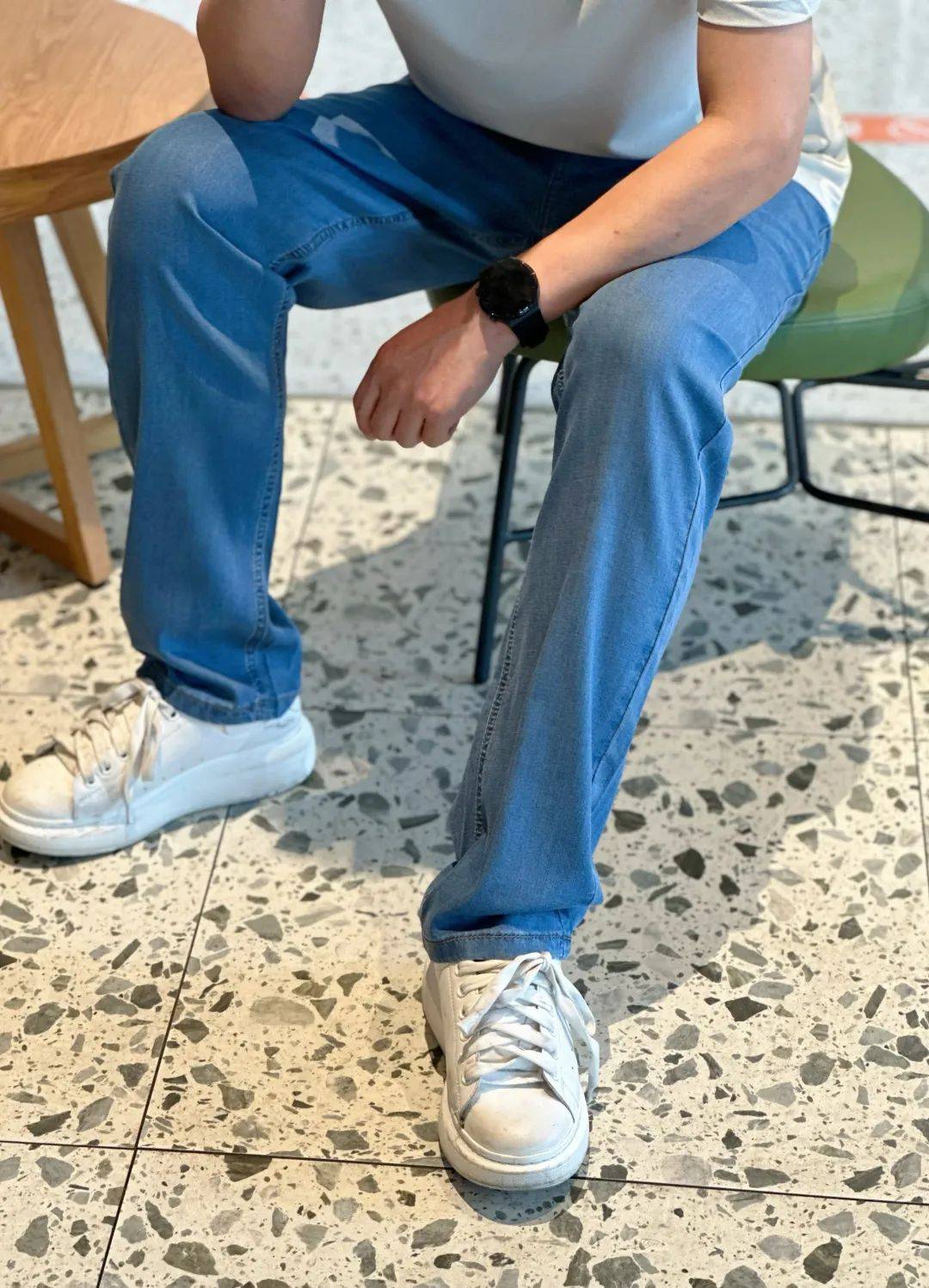 这条莱赛尔天丝牛仔裤，轻薄透气