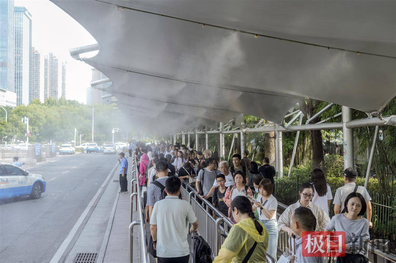 汉口站广场喷洒水雾为旅客送清凉