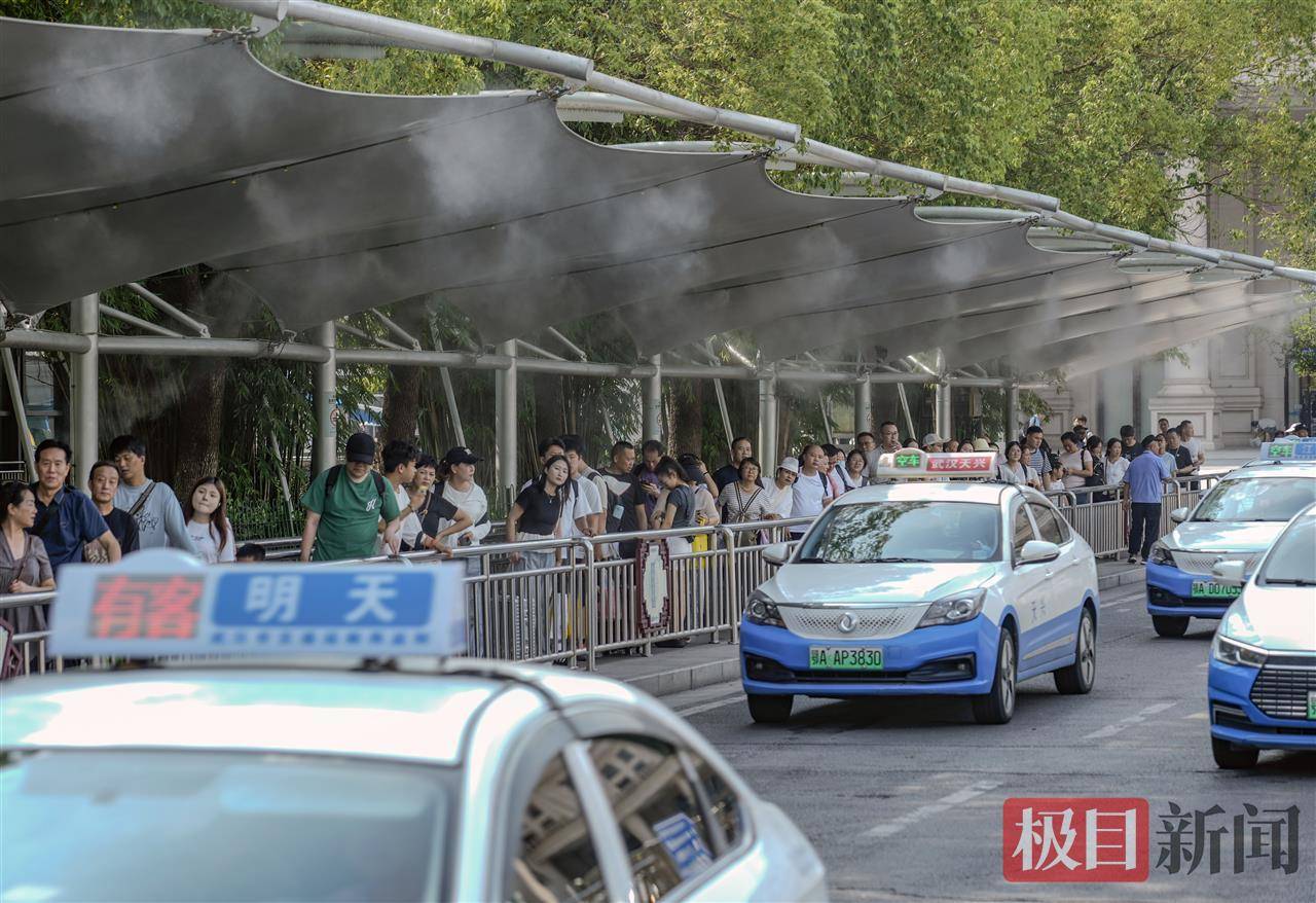 汉口站广场喷洒水雾为旅客送清凉