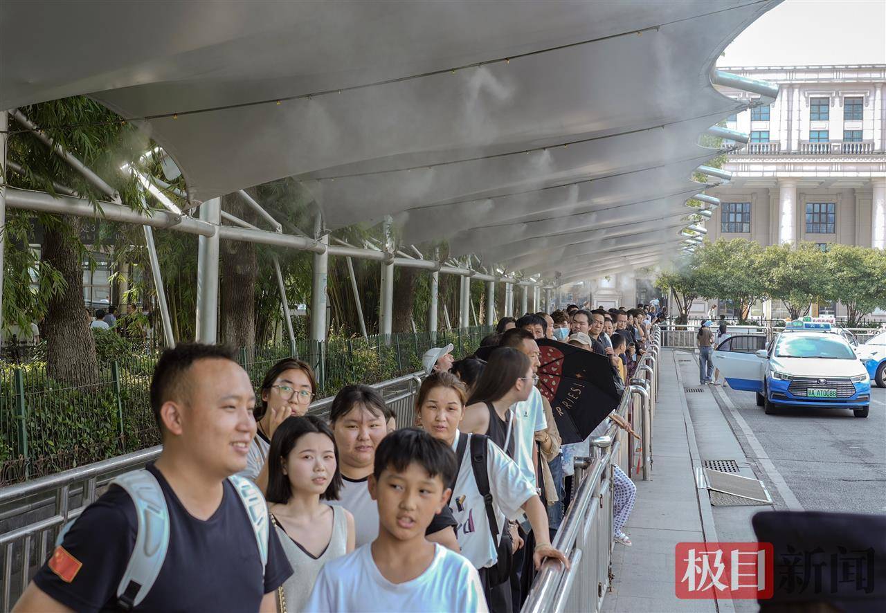 汉口站广场喷洒水雾为旅客送清凉