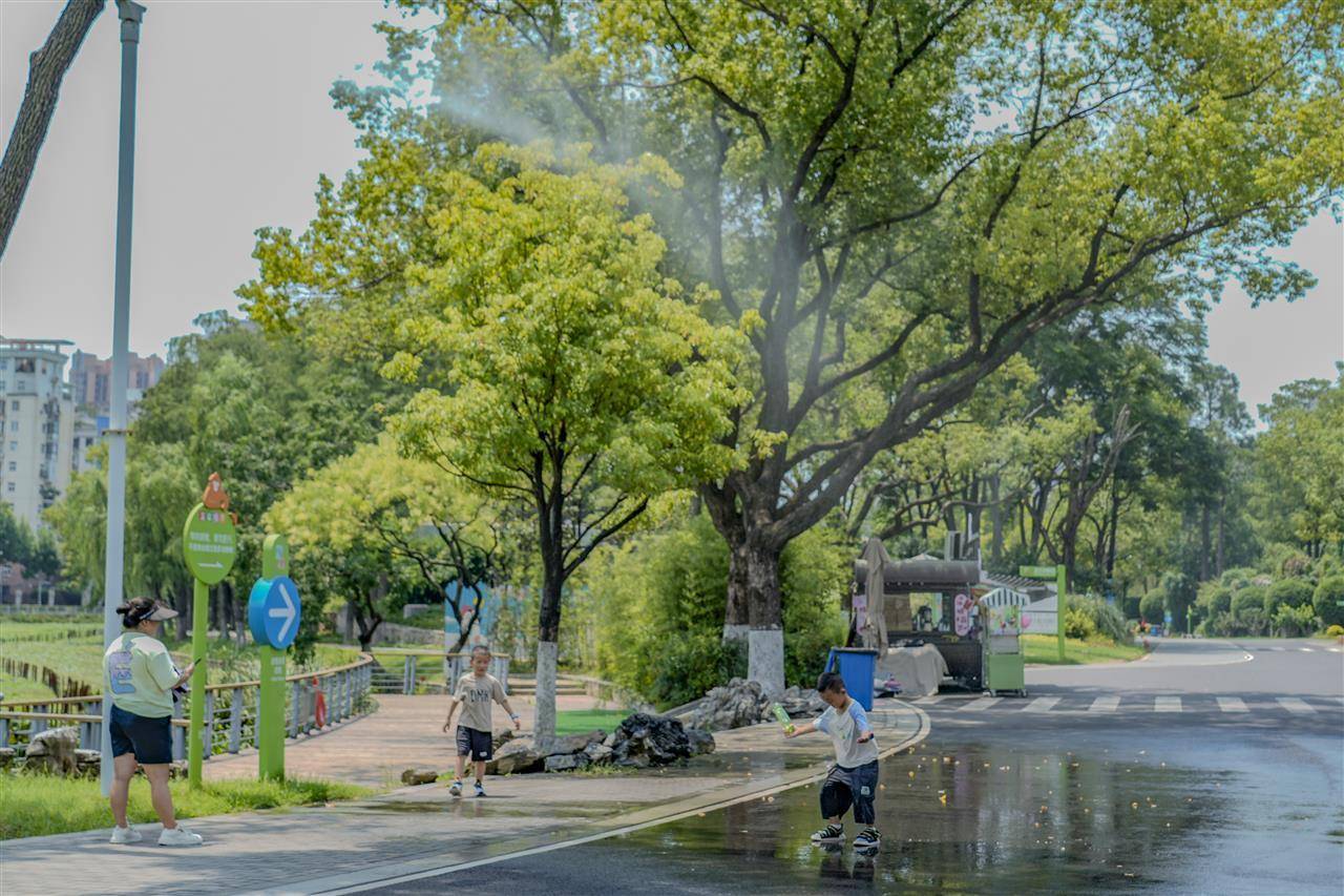 户外玩很热？武汉动物园有玩水的快乐！水雾+空调=20℃+
