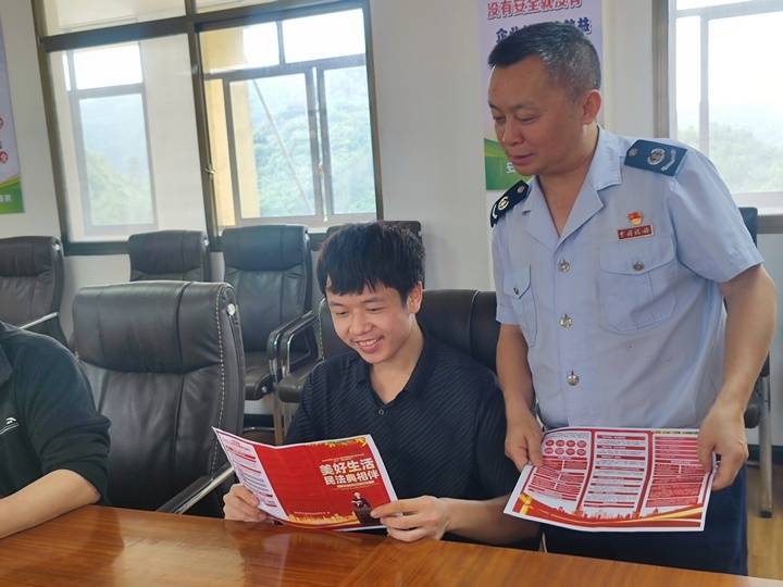 荔波县税务局：“典”亮法治路 “税”护合规行